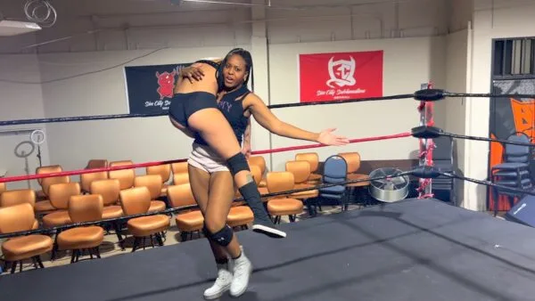 Can Rookie Roxi Lift Tall Beauty?