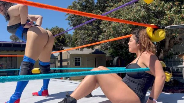Mariah vs Nadia: Stinkface Match