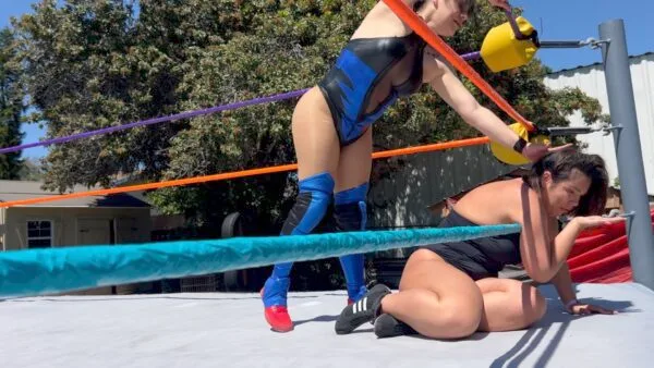 Mariah vs Nadia: Stinkface Match