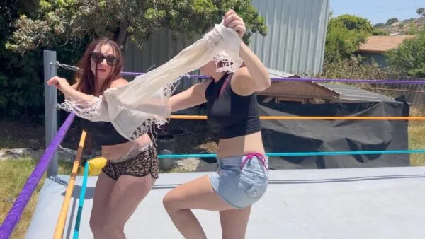 Hilton vs Stevie: Bra & Panties