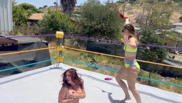 Hilton vs Stevie: Bra & Panties